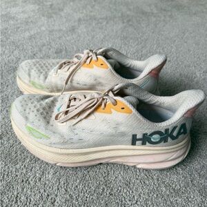 Women’s Hoka Clifton 9, size 10 Vanilla / Astral